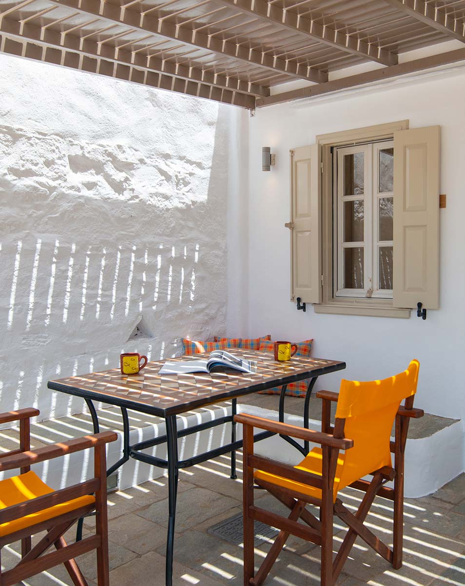 The veranda of apartment 4 at Mare Nostrum in Sifnos